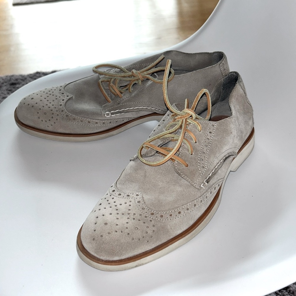 Men’s Sperry suede shoes